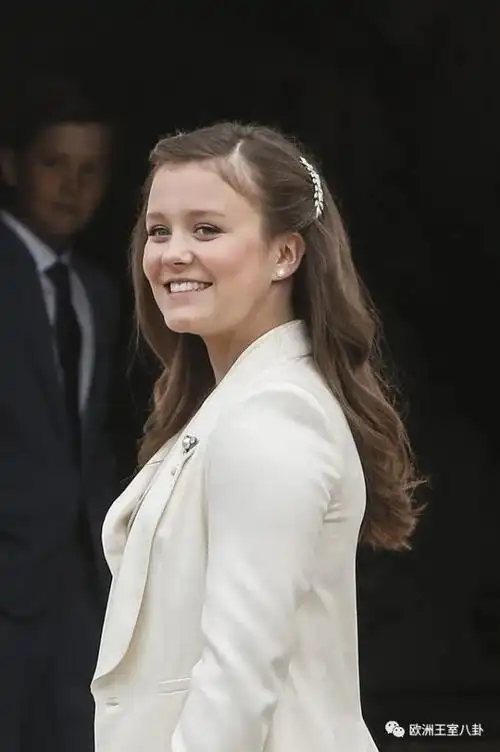 丹麦王室掌上明珠进行坚信礼着装出乎意料