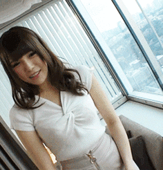 搞笑gif:地铁遇见的妹子,这简直是拥挤的地铁里的一股清流