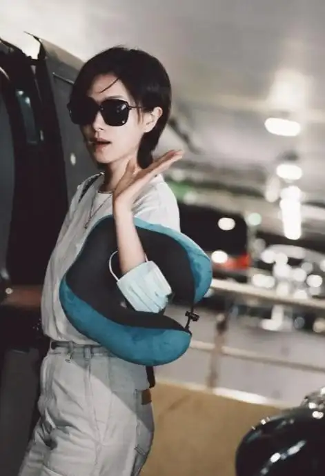 万茜亮相机场!白衣清纯年轻气质爆棚!