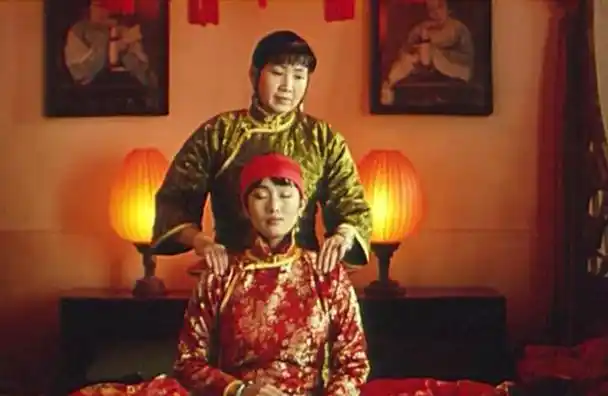 她并非不想要孩子,而是现实生活的压力让她暂时无法承担起这份责任.