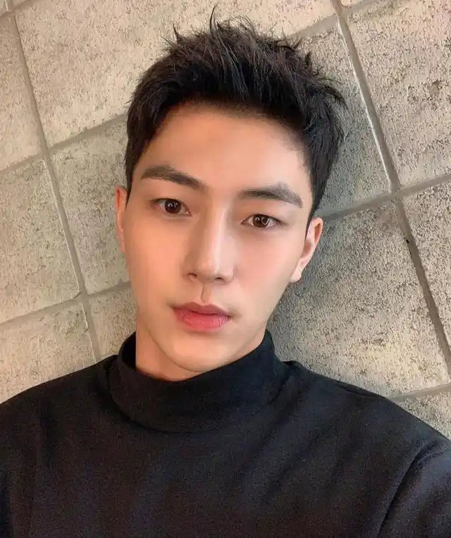 男生的短发并不是非要像寸头发型那么短,稍微保留一点长度,就能够打造