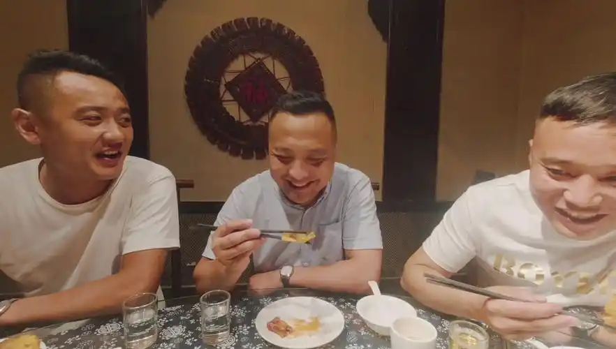 山东三青年饭店吃饭,六个菜一个汤,喝一斤白酒一箱啤酒,真高兴