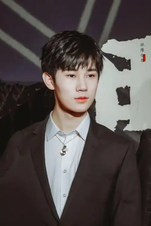 来看看张真源以前的红毯黑色西装造型