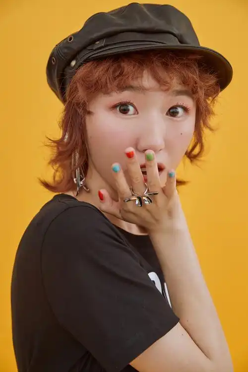 汪睿登陆飞宝传媒鬼马上身偷穿大人西装玩转摩登风