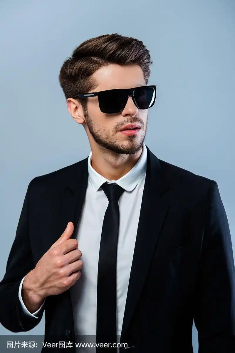 一个戴着黑眼镜的年轻性感男人的肖像