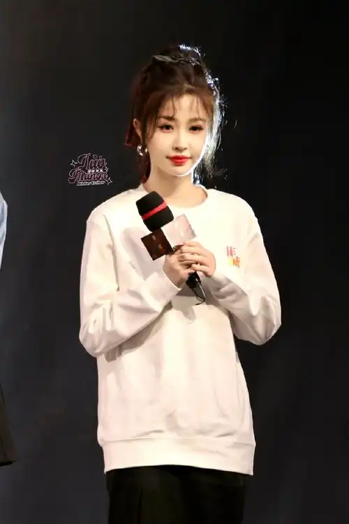 虞书欣心形镂空裙##今日星拍放送