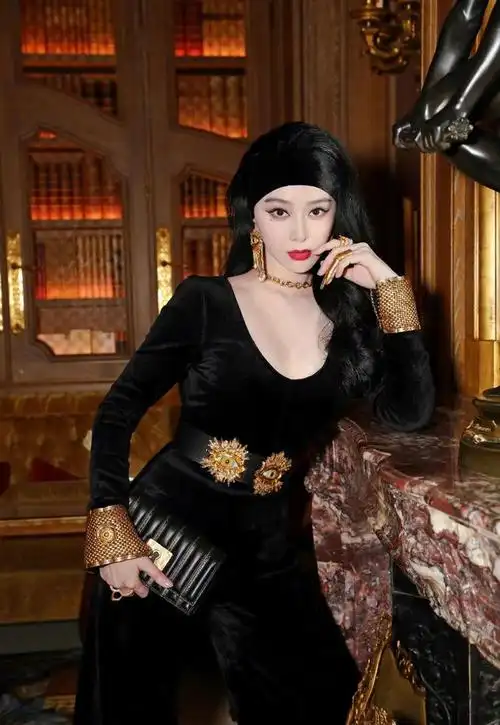 范冰冰空降时装周首日就封神!