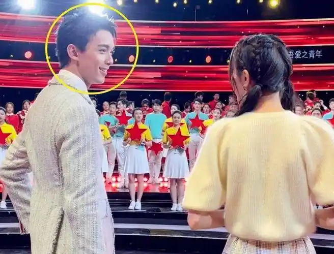 原创五四晚会路透曝光吴磊迪丽热巴再次同框吴磊的眼神宠溺像准男友
