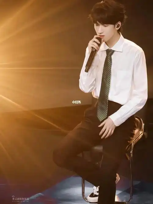 乖乖的白衣神颜 永远爱小男高_严浩翔_白衬衫_娱乐_明星娱乐资讯