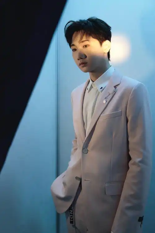 汪苏泷粉色西装帅气写真图片19