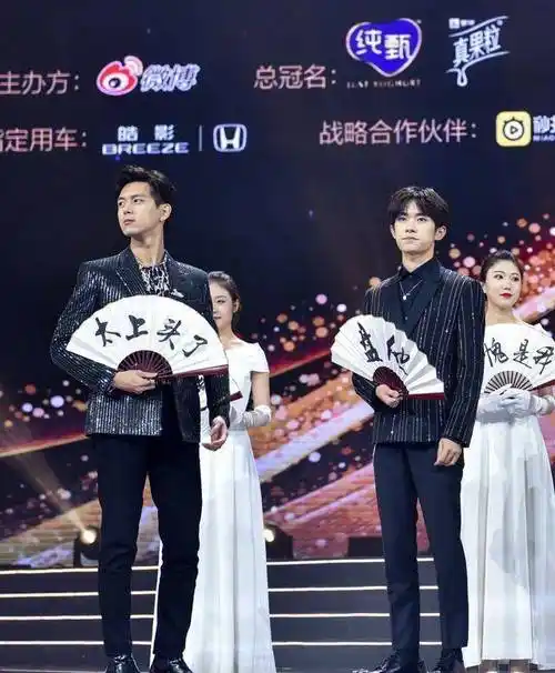 原创原创185cm李现撞上176cm易烊千玺同是亮片西装造型腿长就是任性