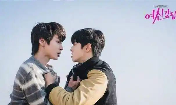 《女神降临》戏外车银优呆萌爱笑,与文佳煐斗嘴,吻戏前还在吐槽_情节