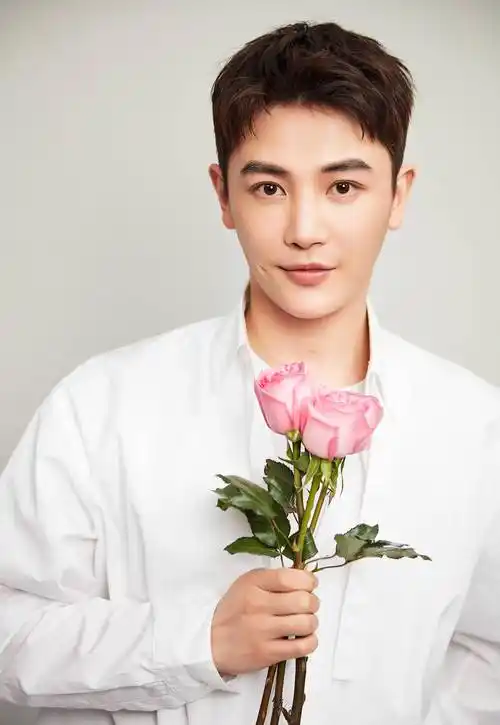 37岁孙坚穿旗袍好妩媚,与男星相拥跳舞,网友:比女人还好看_张曼玉