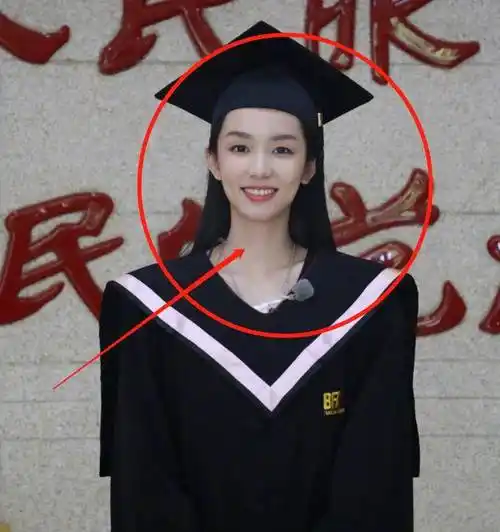 众星回北电拍毕业照,关晓彤青涩王俊凯帅气,我被周也的侧颜圈粉_明星