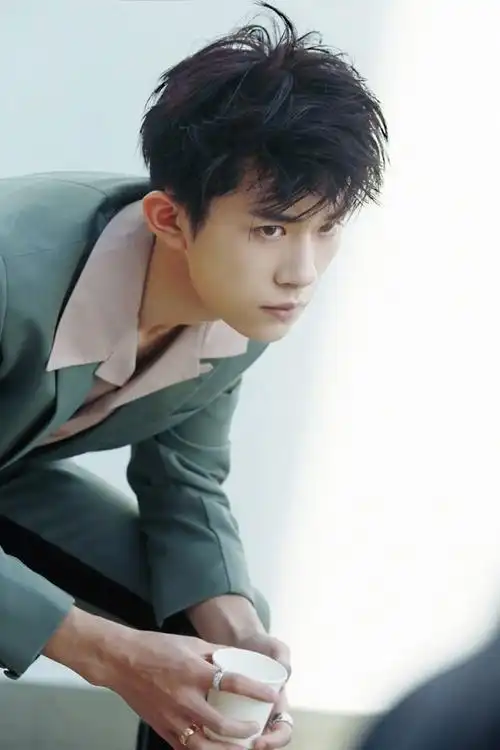 易烊千玺为《gq》杂志拍摄写真花絮照释出,每一个眼神和动作都是满满