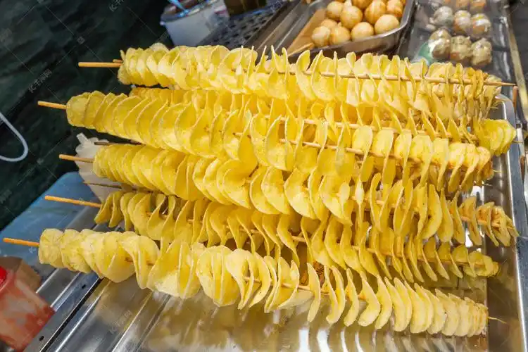 西安永兴坊美食旋风土豆串摄影图