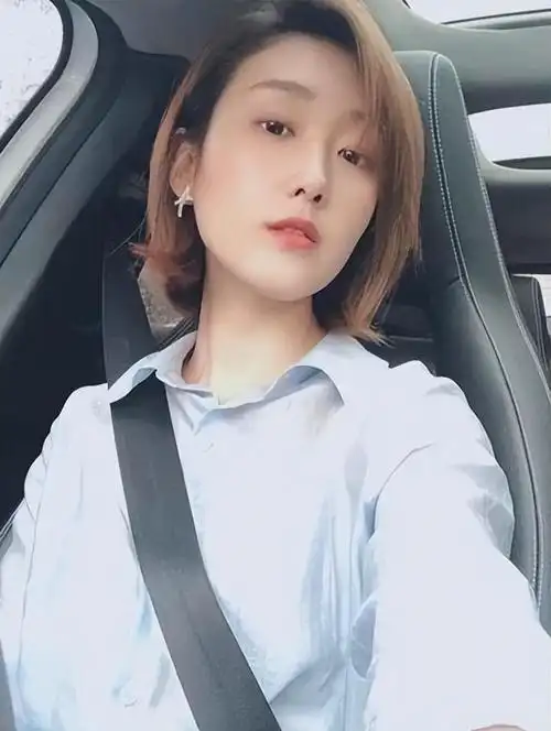 央视美女主持人王嘉宁29岁才选择嫁人真幸运事业爱情双丰收