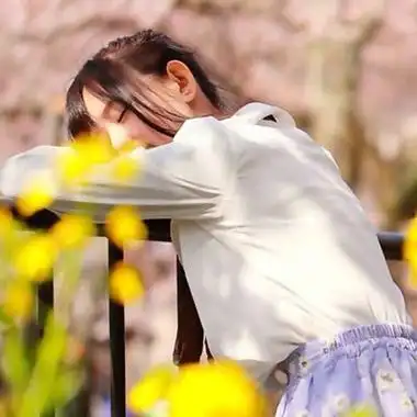 阳光下女生拿着花侧脸照片,女生真实真人拿花头像图片_唯美图片