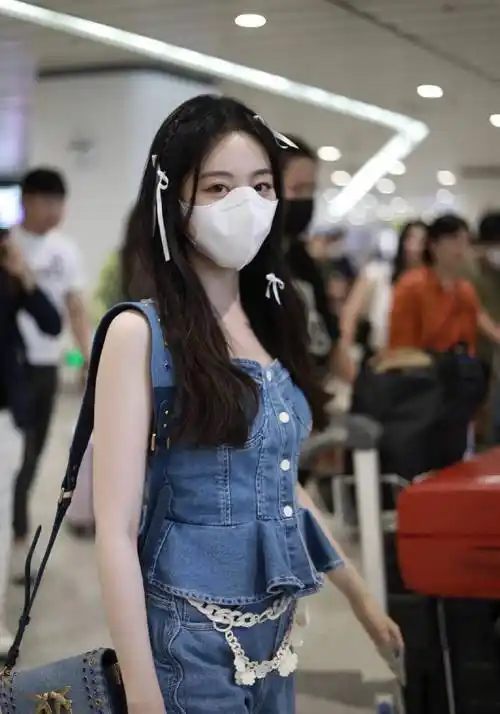 近日,祝绪丹在珠海机场的穿搭被称为充满了港风的气质.