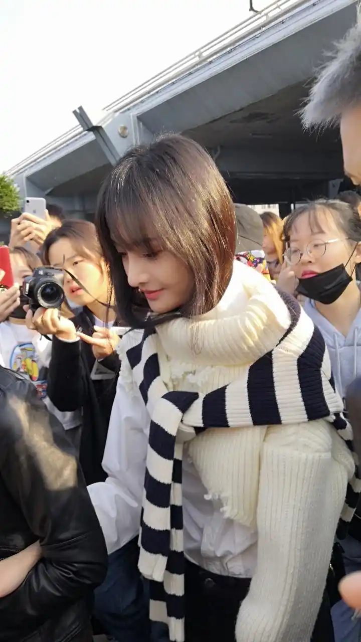 组图:郑爽机场近距离抓拍生图曝光 皮肤白皙细腻状态好_高清图集_新浪