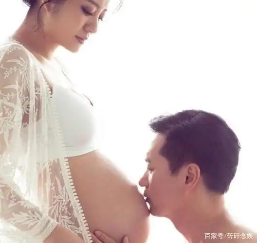 安以轩晒八个月孕妇写真透露宝宝小名来源老公的颜值太高了