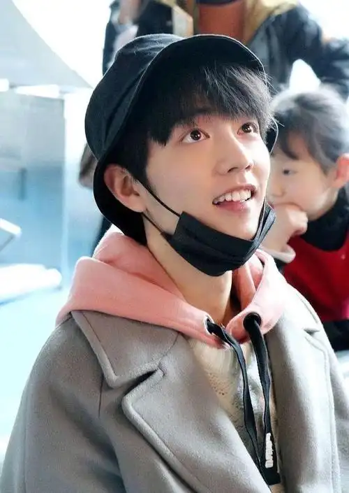 肖战刚出道前几年,还没有经历残酷的娱乐圈的捶打,性格较为直白,调皮