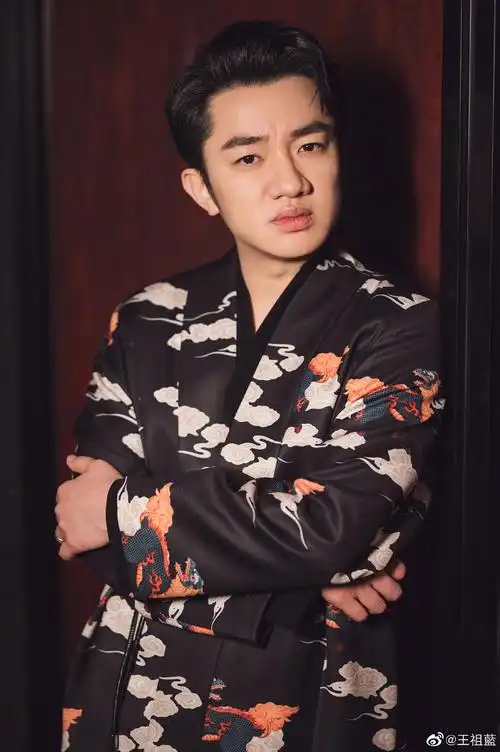 同机乘客确诊?王祖蓝工作室报平安:配合集中隔离措施,现已解除隔离