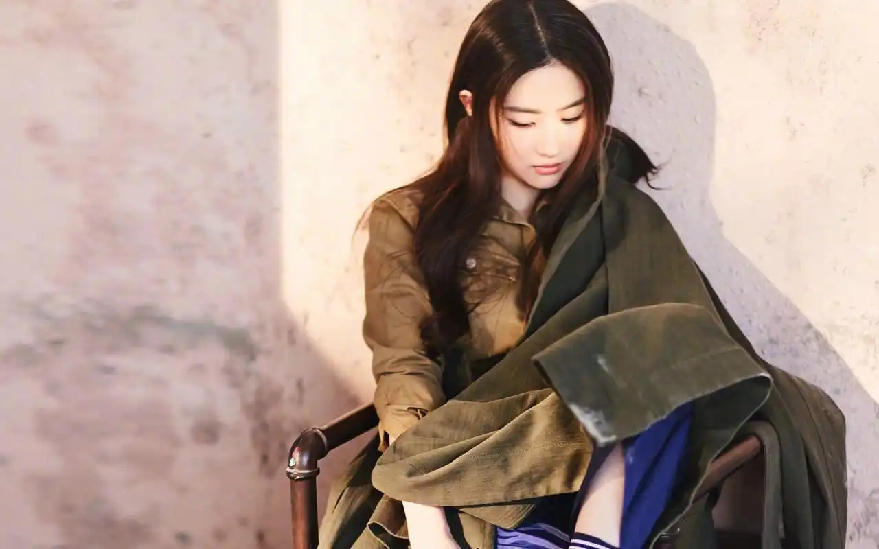 人气演员刘亦菲最新杂志时尚魅力写真高清壁纸