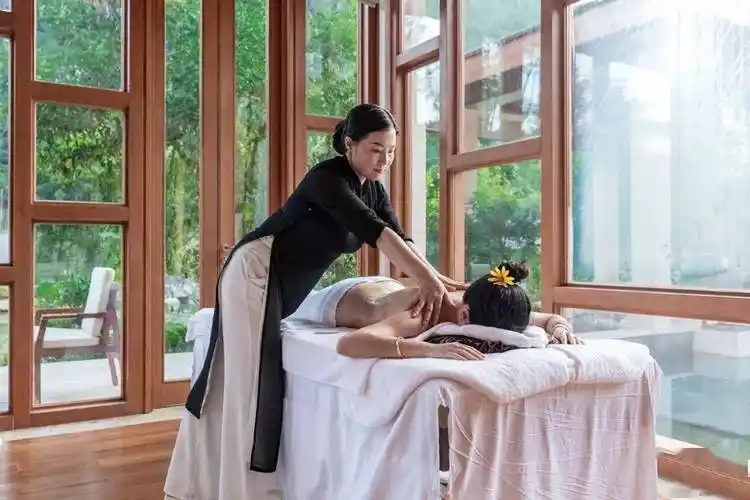 不同于那些来自海外的奢华酒店里spa手法轻柔,柏联理疗师按摩手法上更