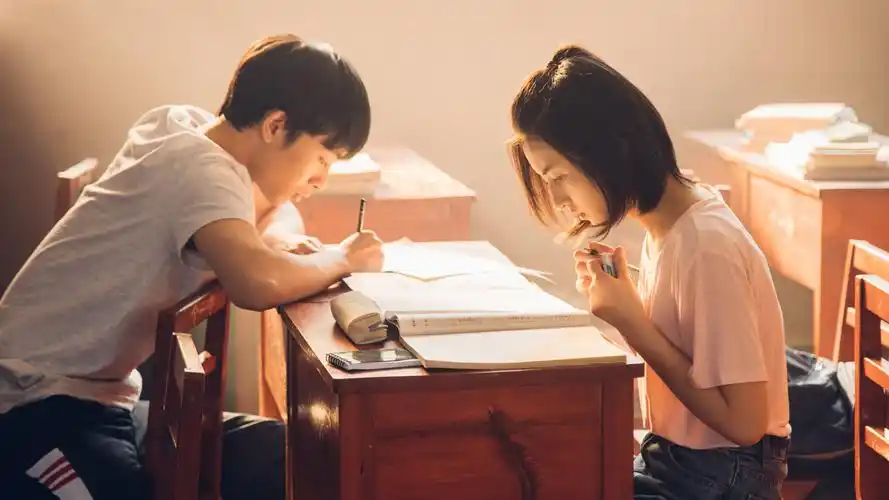 再见少年曝先导海报张子枫演绎浪潮之下的年代青春