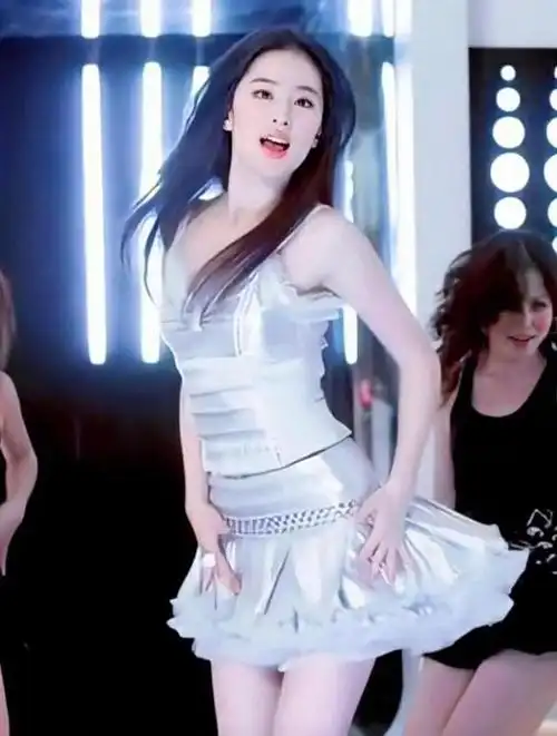 刘亦菲年轻时候的舞台照好美穿白色吊带裙梳双马尾真清纯