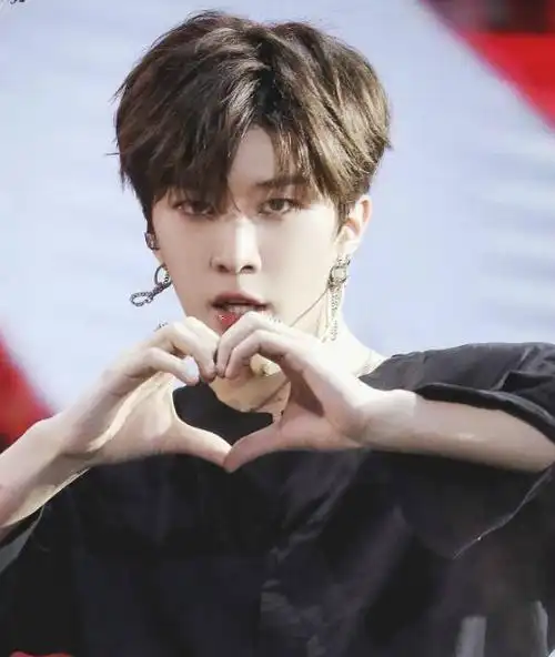 乐华7子花式比心,justin可爱,范丞丞高冷,你对谁心动|乐华|花式|可爱