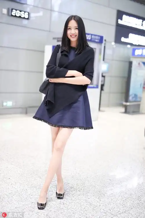 辣妈张梓琳穿蕾丝长裙现身 回眸一笑太迷人