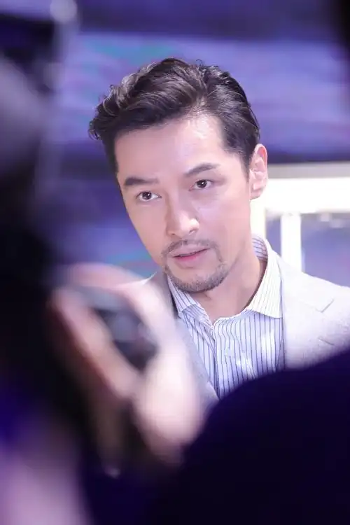 胡歌一身灰色西服优雅贵气留络腮胡显成熟气质