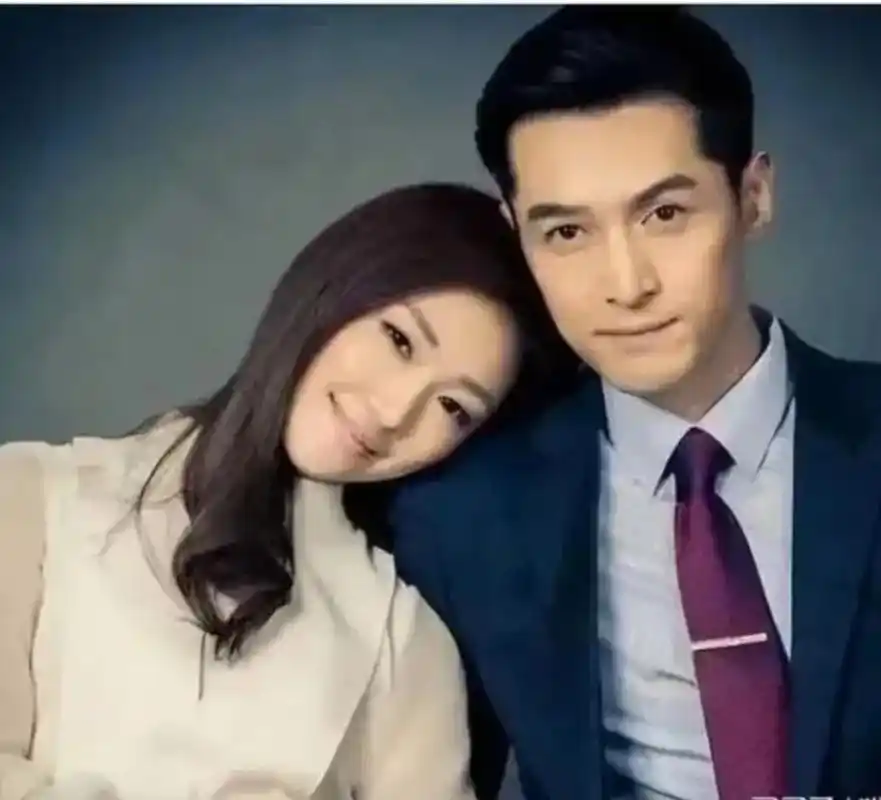 胡歌90后妻子罕见素颜现身,剪短发穿着朴素,产后半年身材恢复