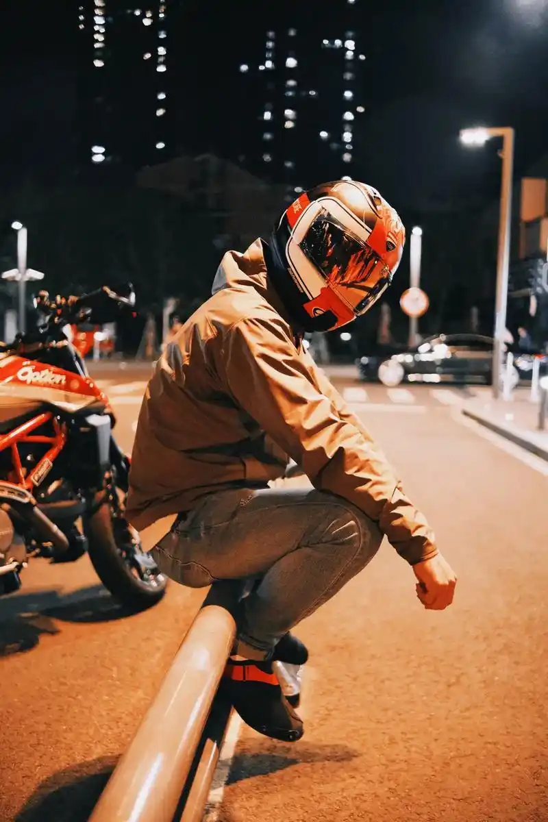 骇客950 #夜骑 #机车摄影 #夜景拍摄 #夜晚拍照才有 - 抖音