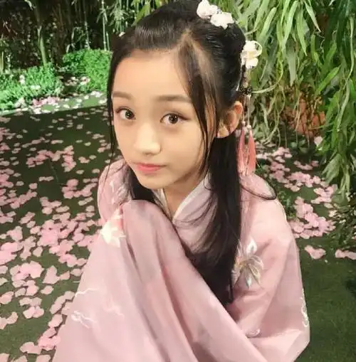 近日,嘉行传媒花费大手笔签约了14岁新演员,14岁的姑娘曲芷含曾经在