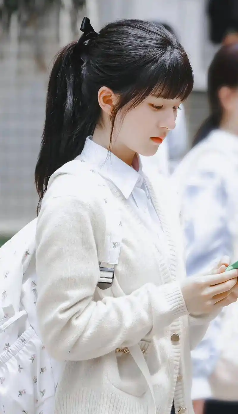 赵露思《偷偷藏不住》校服花絮照,齐刘海马尾辫,青春又元气_桑稚_校园