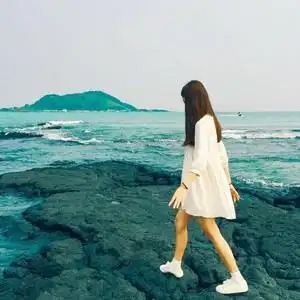 海边美女照片背影白连衣裙美女连衣裙