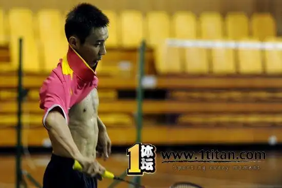 李宗伟:这6个月都在艰苦训练 看看我的肌肉(图)