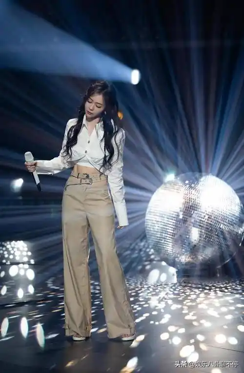 难得一见 露出马甲线的张靓颖这样穿,真的很靓_变化_女声_穿着