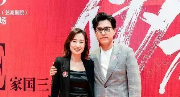 原创4任女友,2任二婚,这位44岁"国家一级演员"12年坎坷爱情路_靳东