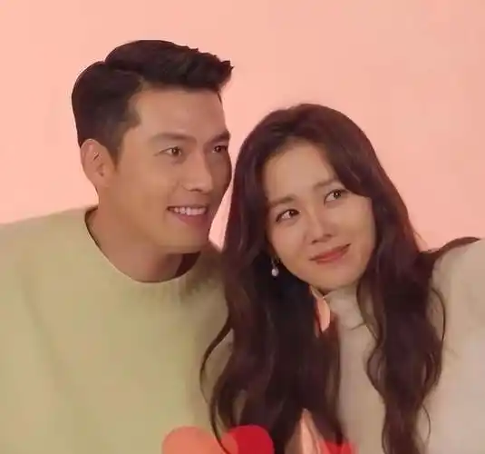 申请入驻> 据悉,孙艺珍与玄彬因戏结缘,在2021年元旦两人大方官宣恋情