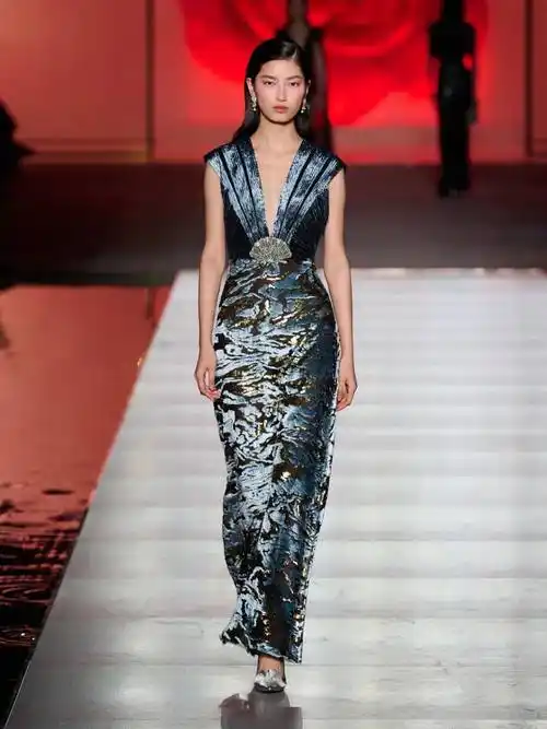 新中式穿搭爆火,这届年轻人为何青睐国风服饰?_文化_雅莹_传统