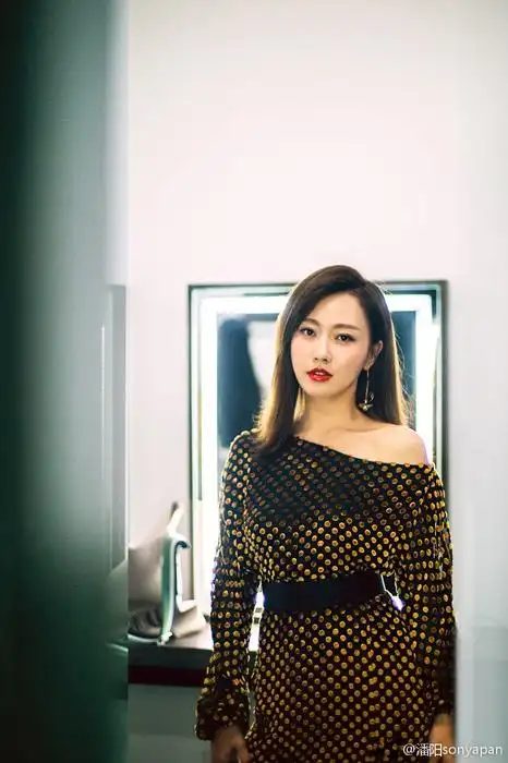 潘长江女儿潘阳大秀香肩妩媚迷人