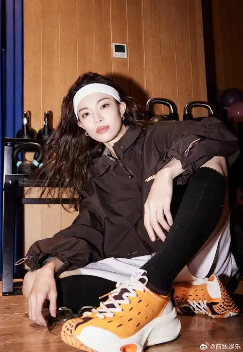 钟楚曦发带造型#钟楚曦健身房随拍,随便一拍都是运动装大片,白色反