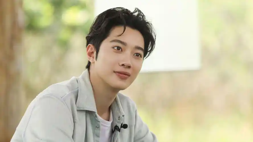 汪峰定律再添新料!赖冠霖带女生与朋友聚餐,搂腰互动疑恋情曝光