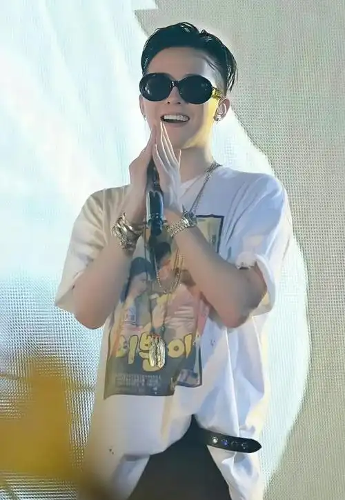 36岁权志龙与网友合照5年不复出形象大变不修边幅很接地气