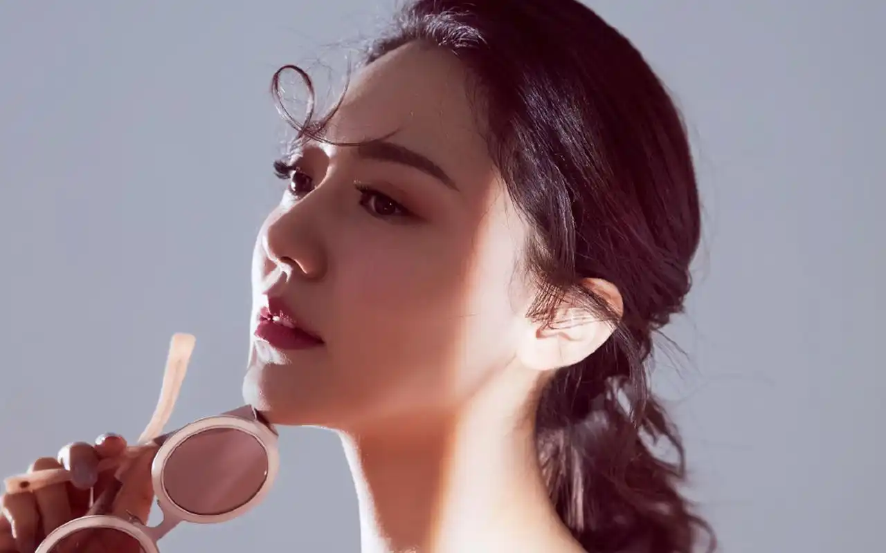 黄梦莹优雅迷人写真图片电脑壁纸