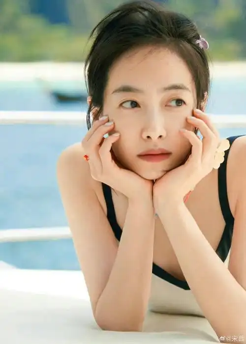 宋茜泳装秀身材随拍##宋茜海边游玩随拍##宋茜露背泳衣随拍